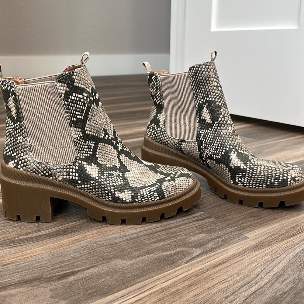 Never worn- Universal Threads booties